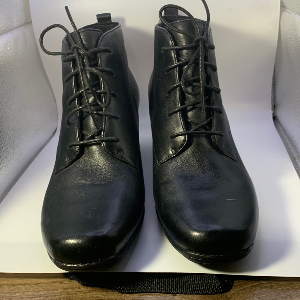 Clark’s black leather ankle boots size 10 in pre-loved in excellent condition.